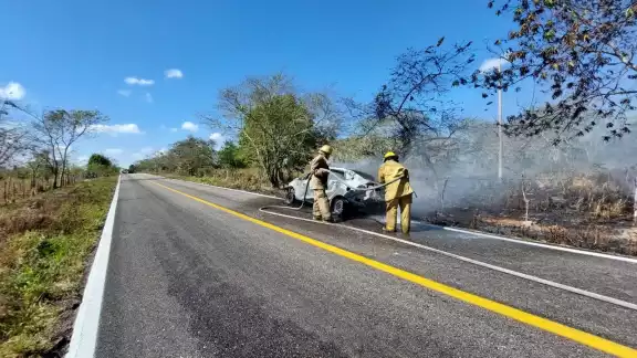 El incendio fue contenido por los bomberos El incendio fue contenido por los bomberos