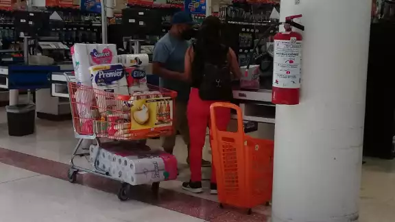 En varios puntos de la ciudad, pueden hallarse los carritos de súper encadenados o amarrados a las puertas de muchas casas