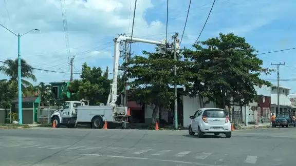 Vecinos comentaron que los operarios de la Comisión Federal de Electricidad están cambiando cables y transformadores Vecinos comentaron que los operarios de la Comisión Federal de Electricidad están cambiando cables y transformadores