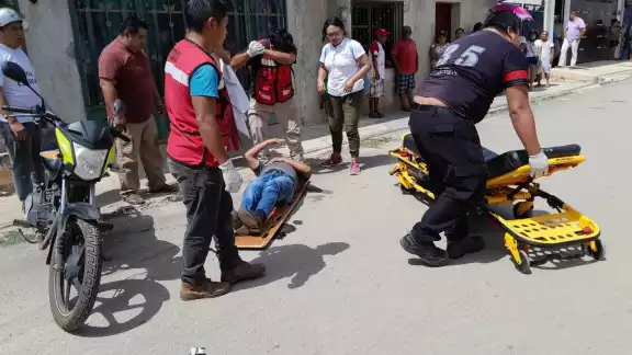Parmédicos arribaron para dar atención al lesionado, uien fue trasladado en una ambulancia