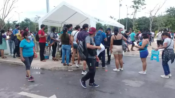 Los ciudadanos rezagados de Playa del Carmen permanecen en fila para recibir la vacuna anticovid Los ciudadanos rezagados de Playa del Carmen permanecen en fila para recibir la vacuna anticovid