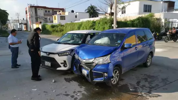 Ambos autos presentaron graves daños materiales
