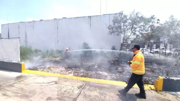 Entre los daños de los incendios hay casas, comercios y autos quemados Entre los daños de los incendios hay casas, comercios y autos quemados