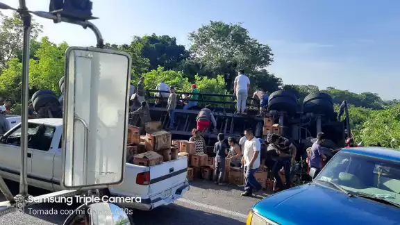 El área fue acordonado por elementos de la Guardia Nacional para evitar que siguieran robando el producto