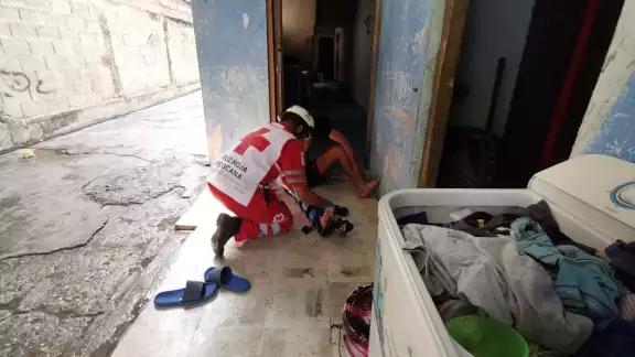 El hombre limpiaba en su casa cuando se resbaló El hombre limpiaba en su casa cuando se resbaló