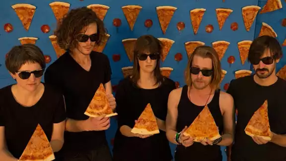 The Pizza Underground y Macaulay Culkin (Especial/YouTube) The Pizza Underground y Macaulay Culkin (Especial/YouTube)