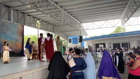 Realizan Vía crucis en Pacaptún Realizan Vía crucis en Pacaptún