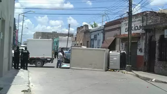 La camioneta bloquea el paso de más vehículos en la calle La camioneta bloquea el paso de más vehículos en la calle