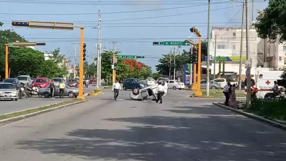 Un conductor golpeó la guarnición del camellón, por lo que terminó volcado en la calle Un conductor golpeó la guarnición del camellón, por lo que terminó volcado en la calle