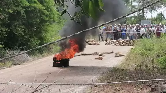 Ejidatarios de Dzán incendiaron neumáticos para evitar el acceso de topógrafos Ejidatarios de Dzán incendiaron neumáticos para evitar el acceso de topógrafos