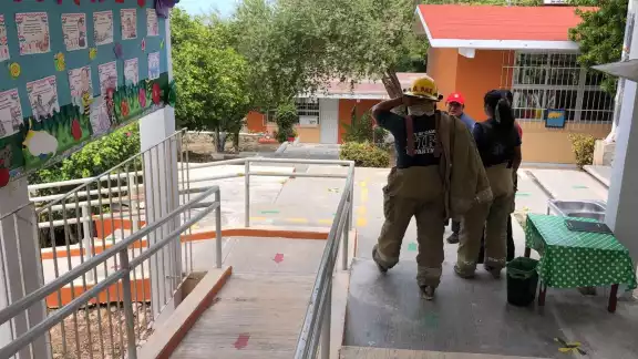 Elementos del cuerpo de bomberos arribaron al lugar para poner a salvo a los menores Elementos del cuerpo de bomberos arribaron al lugar para poner a salvo a los menores