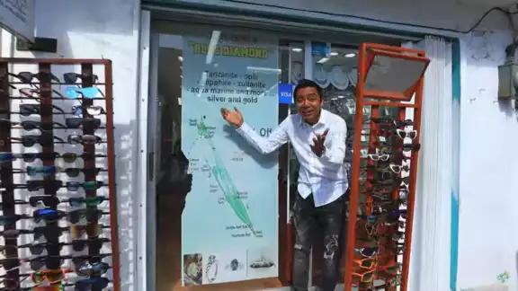 Afirman que se hacen pasar por amigos de los directivos de clubes o negocios para ganarse la confianza de los turistas y luego intentar venderles piezas falsas. Afirman que se hacen pasar por amigos de los directivos de clubes o negocios para ganarse la confianza de los turistas y luego intentar venderles piezas falsas.