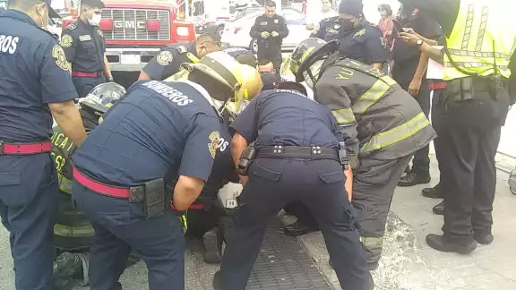 Bomberos rescatan a menor atorada en Mérida Bomberos rescatan a menor atorada en Mérida