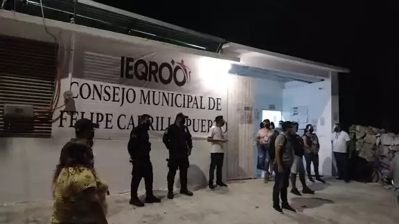 El arribo de material electoral fue a las 21 horas en las instalaciones del Consejo Municipal El arribo de material electoral fue a las 21 horas en las instalaciones del Consejo Municipal
