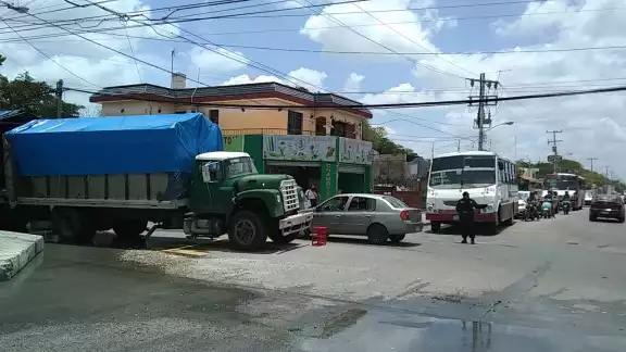 El tráfico comenzó a generarse debido a que un camión de carga no podía moverse El tráfico comenzó a generarse debido a que un camión de carga no podía moverse