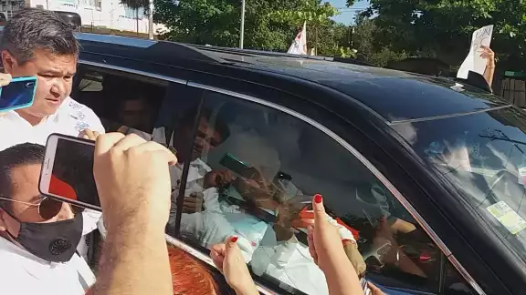 Cinco minutos duró el recorrido de 100 metros del presidente desde la entrada principal hasta el cerco de seguridad y sanitario Cinco minutos duró el recorrido de 100 metros del presidente desde la entrada principal hasta el cerco de seguridad y sanitario
