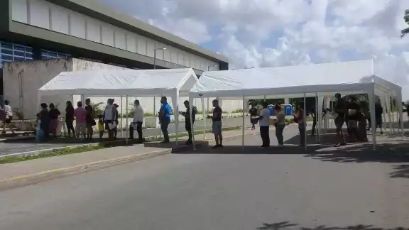 En la entrada de Cenaltur hubo ciudadanos rezagados En la entrada de Cenaltur hubo ciudadanos rezagados