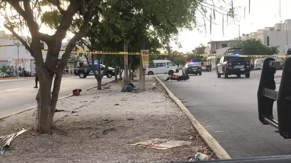 Uno de los tripulantes de la motocicleta, murió en el lugar del choque en Playa del Carmen Uno de los tripulantes de la motocicleta, murió en el lugar del choque en Playa del Carmen