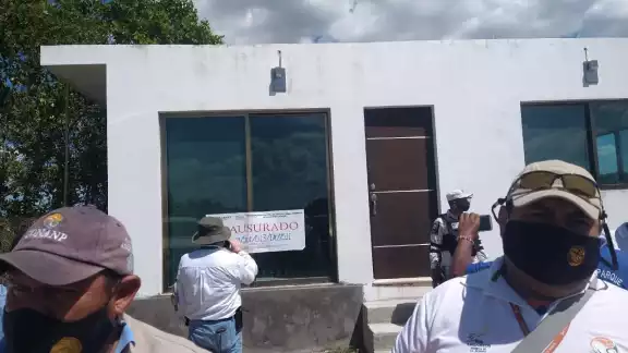 Además de la presencia de manglar endémico, los materiales empleados para edificar no estaban avalados por la autoridad Además de la presencia de manglar endémico, los materiales empleados para edificar no estaban avalados por la autoridad