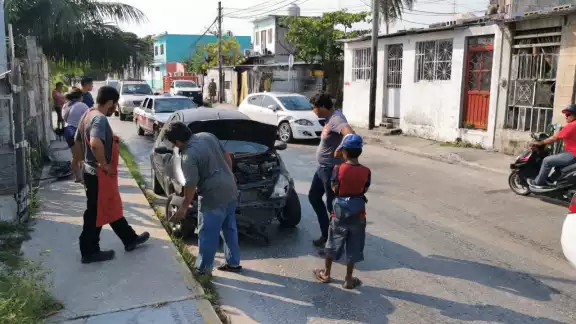 El conductor entregó dinero en efectivo y su celular para pagar los daños causados en el choque El conductor entregó dinero en efectivo y su celular para pagar los daños causados en el choque