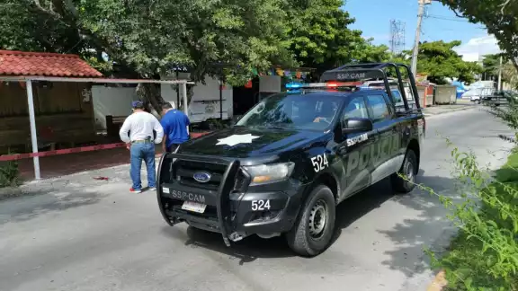 Tras organizar un operativo de búsqueda, la policía cercó el lugar para recoger el casquillo de bala Tras organizar un operativo de búsqueda, la policía cercó el lugar para recoger el casquillo de bala