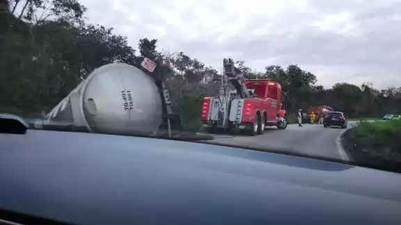Grúas permanecen en la zona para liberar la vía Chetumal-Mérida y restablecer el tráfico vehicular Grúas permanecen en la zona para liberar la vía Chetumal-Mérida y restablecer el tráfico vehicular