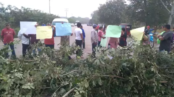 Durante cuatro horas estuvo cortado el paso sobre la vía estatal hacia el pueblo de Xpujil Durante cuatro horas estuvo cortado el paso sobre la vía estatal hacia el pueblo de Xpujil