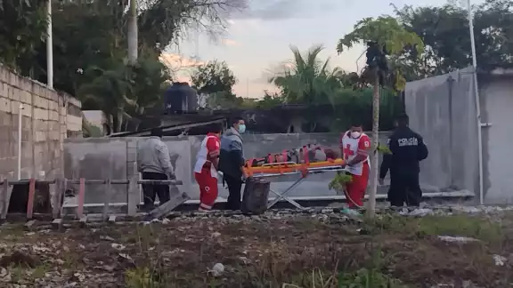 El mecánico fue sacado del fondo de la piscina en Carrillo Puerto y trasladado al hospital general del municipio El mecánico fue sacado del fondo de la piscina en Carrillo Puerto y trasladado al hospital general del municipio