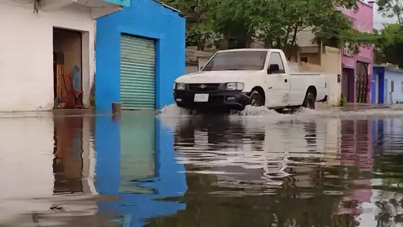 La calle 64 entre la avenida Lázaro Cárdenas y la calle 73 de la colonia Leona Vicario, el agua ha superado el nivel de la banqueta La calle 64 entre la avenida Lázaro Cárdenas y la calle 73 de la colonia Leona Vicario, el agua ha superado el nivel de la banqueta