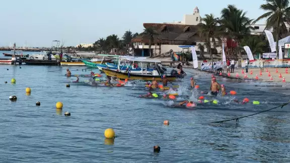 La competencia se desarrolla sin público en un ambiente deportivo, cumpliendo con los protocolos sanitarios