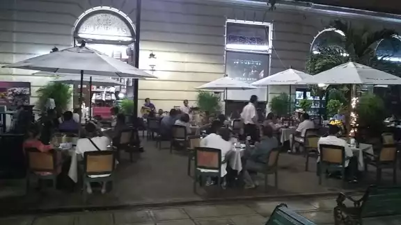Restaurantes aún registran actividad la noche de este viernes Restaurantes aún registran actividad la noche de este viernes