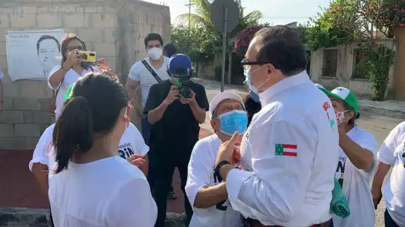 Carlos Ramírez Marín con vecinos al oriente de Mérida Carlos Ramírez Marín con vecinos al oriente de Mérida