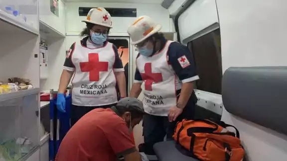 Cuando era auxiliado por paramédicos no quiso la atención y los agredió, pero derivado de los dolores prefirió ir al hospital Cuando era auxiliado por paramédicos no quiso la atención y los agredió, pero derivado de los dolores prefirió ir al hospital