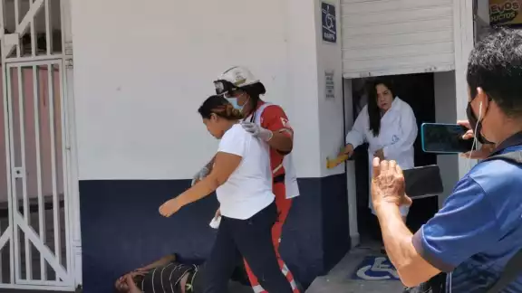 Al lugar llegaron paramédicos de la Cruz Roja para darles atención Al lugar llegaron paramédicos de la Cruz Roja para darles atención