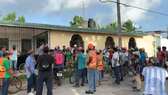 Los trabajadores inconformes amenazan hasta con derrumbar parcialmente la obra si no les pagan
Los trabajadores inconformes amenazan hasta con derrumbar parcialmente la obra si no les pagan