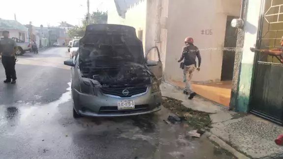 El auto quedó en pérdida total tras incendiarse El auto quedó en pérdida total tras incendiarse