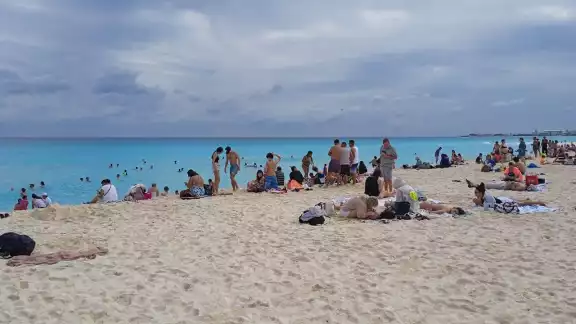 Playa Delfines de Cancún registra gran afluencia de turistas