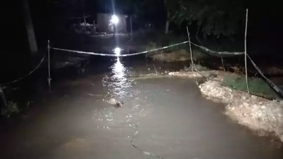 Durante la noche la situación se mantuvo igual, mientras la bomba del pozo seguía en marcha. Durante la noche la situación se mantuvo igual, mientras la bomba del pozo seguía en marcha.