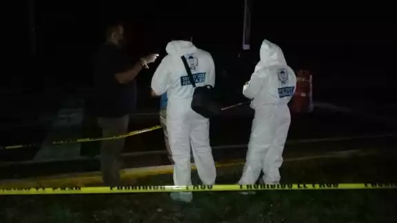 Peritos de la FGE llegaron al lugar de los hechos para acordonar el sitio y levantar los cuerpos Peritos de la FGE llegaron al lugar de los hechos para acordonar el sitio y levantar los cuerpos