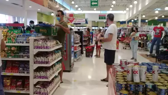 Se pudo constatarse que la gente compró frituras, refrescos, atún y otros víveres que solo podrán usarlos para la contingencia