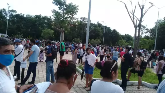 El "caracol humano" está conformado por gente de todas las edades desde los 18 hasta los 60 años de edad El "caracol humano" está conformado por gente de todas las edades desde los 18 hasta los 60 años de edad