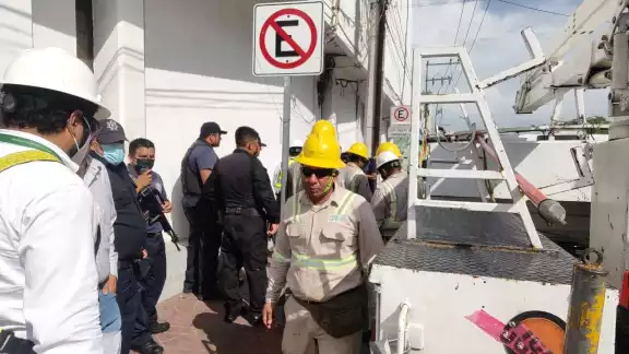 Impide edil a CFE suspensión de energía eléctrica por adeudo en Ciudad del Carmen Impide edil a CFE suspensión de energía eléctrica por adeudo en Ciudad del Carmen
