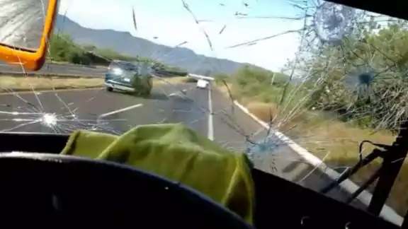 Trataron de retener las unidades; ante la presencia de la policía, los manifestantes huyeron Trataron de retener las unidades; ante la presencia de la policía, los manifestantes huyeron