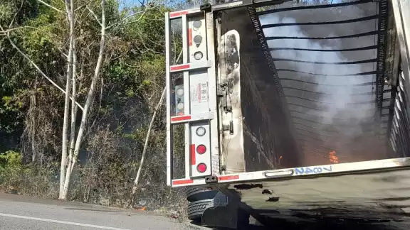 El tráiler comenzó a incendiarse después de volcar fuera de la vía El tráiler comenzó a incendiarse después de volcar fuera de la vía