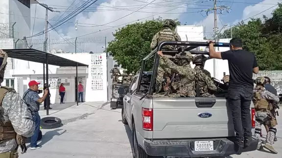 El 15 ingresó al Cereso de Cancún mediante un fuerte operativo estatal y federal El 15 ingresó al Cereso de Cancún mediante un fuerte operativo estatal y federal