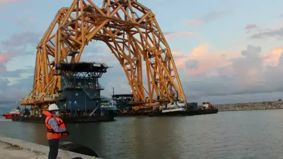 El VB-10000 es una estructura que pesa ocho mil toneladas y mide 88.39 metros de longitud total; con doble pórtico para cargas pesadas y consta de dos estructuras El VB-10000 es una estructura que pesa ocho mil toneladas y mide 88.39 metros de longitud total; con doble pórtico para cargas pesadas y consta de dos estructuras
