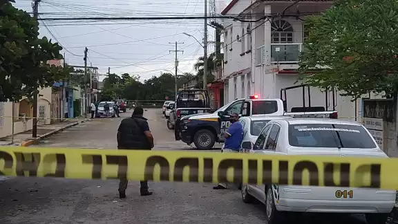 Peritos criminalistas ya se encuentran procesando la unidad en busca de indicios Peritos criminalistas ya se encuentran procesando la unidad en busca de indicios