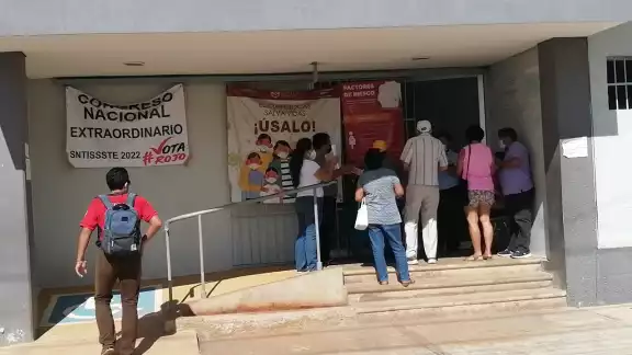 Pacientes llegan desde la madrugada ya que de lo contrario no alcanzan una de las 18 citas que se entregan; sin embargo, a diario arriban hasta 50 personas Pacientes llegan desde la madrugada ya que de lo contrario no alcanzan una de las 18 citas que se entregan; sin embargo, a diario arriban hasta 50 personas