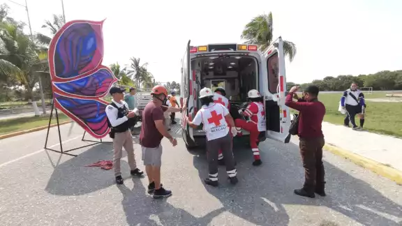 El hombre resultó con una fuerte lesión en la cabeza luego de caer una camioneta en Ciudad del Carmen El hombre resultó con una fuerte lesión en la cabeza luego de caer una camioneta en Ciudad del Carmen