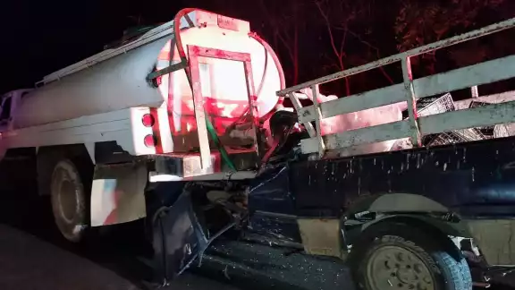 El conductor de una camioneta de redilas circulaba a exceso de velocidad y no se percató que delante de él una pipa El conductor de una camioneta de redilas circulaba a exceso de velocidad y no se percató que delante de él una pipa